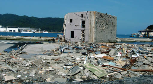 横倒しになったコンクリート造の建築物