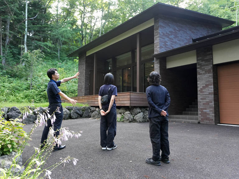 軽井沢で現場見学（設計施工：軽井沢建築社）